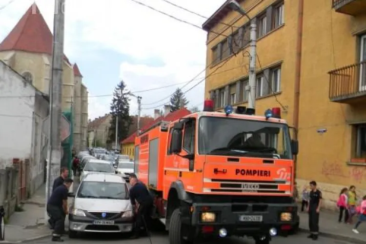 Pompierii au luat pe sus mașinile din centrul Clujului pentru a putea trece - VIDEO