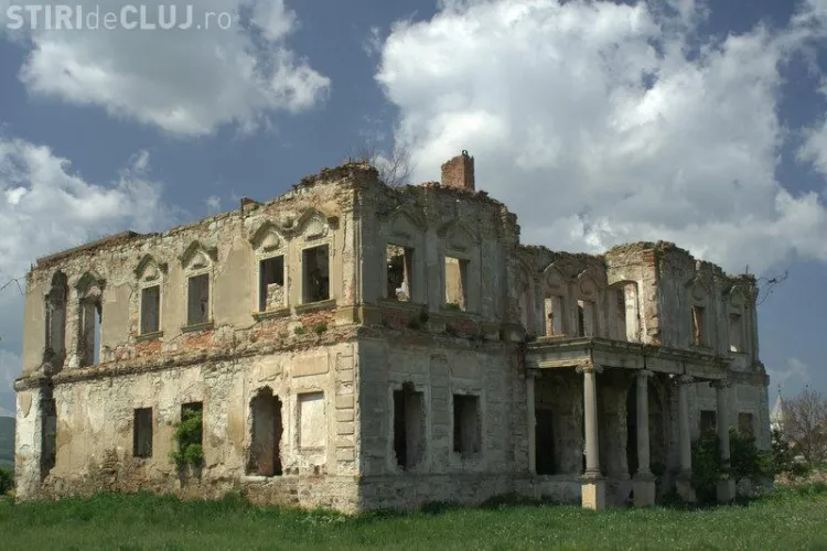 Expozitie foto "Monumentele istorice in pericol", deschisa astazi la Biblioteca "Octavian Goga"