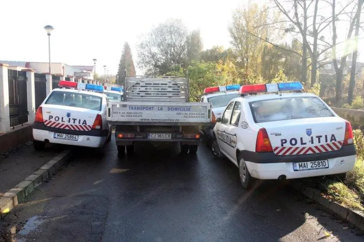 Politistii din Cluj Napoca blocheaza si ei strada, ca orice smecher! - FOTO