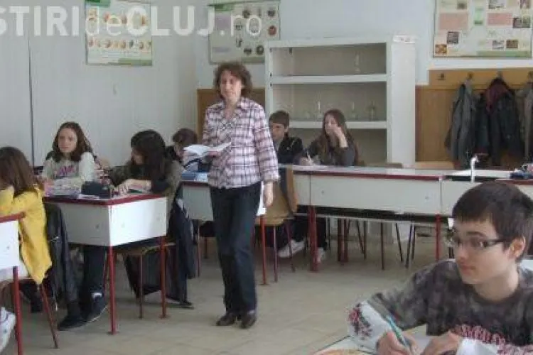 Profesorii din Cluj protesteaza iarasi prin munca! Ei au "amenintat" ca vor intra la clase, dar nu vor preda