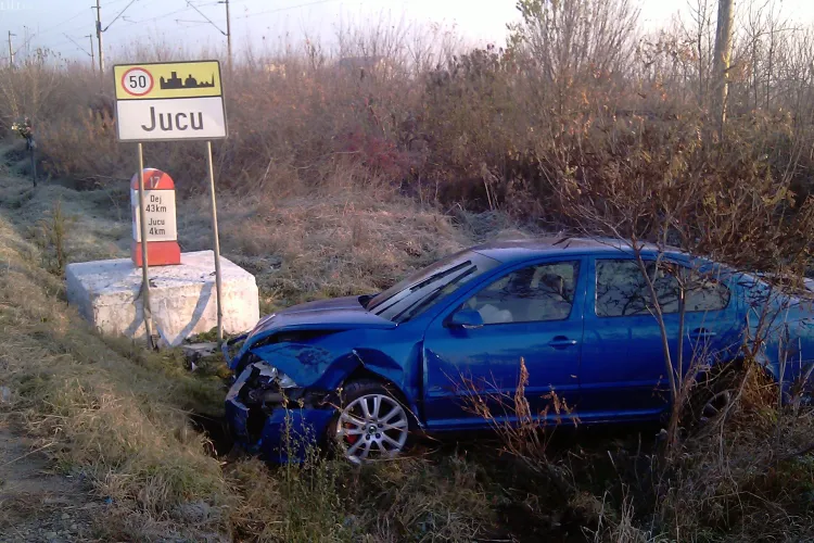 Autoturism lovit de un autocar Nokia la iesire din Apahida! Masina a fost proiectata in santul pe pe marginea DN 1C - VIDEO si Foto
