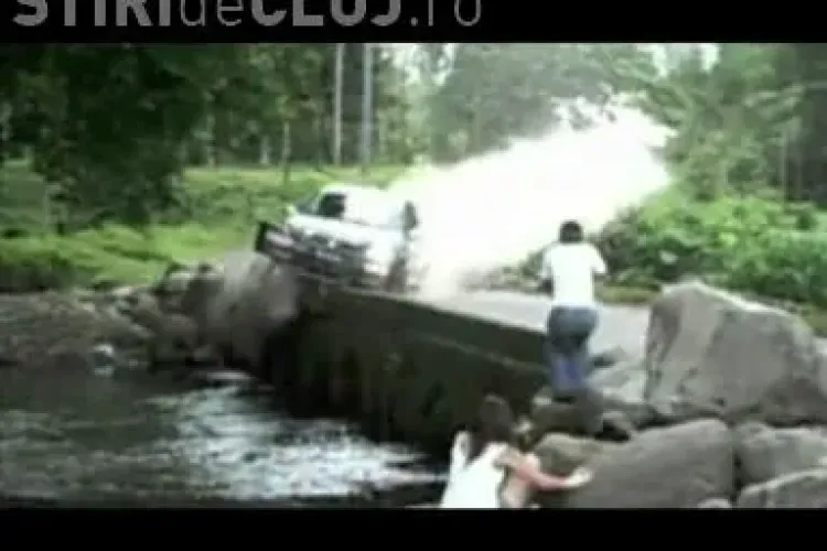 Accident spectaculos de raliu! Un pilot a ajuns cu masina intr-un rau - VIDEO