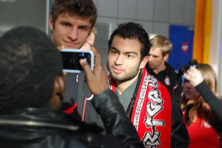 Bayern a ajuns la Cluj! Fanii au sarit sa ia autografe de la Thomas Muller, Schweinsteiger si Van Buyten - Galerie FOTO