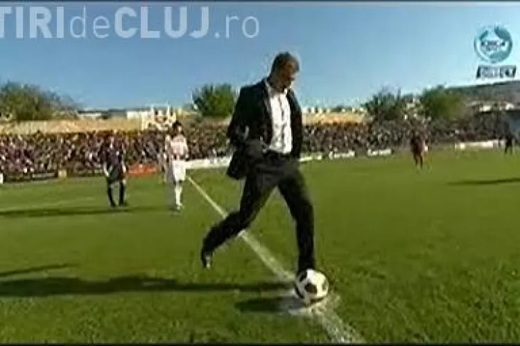 Lucian Bute a dat lovitura de start a meciului Otelul Galati - CFR Cluj - VIDEO