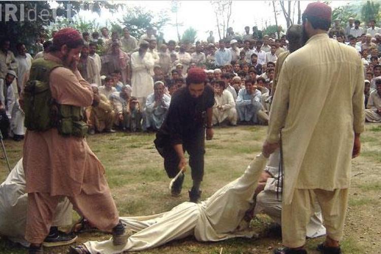 Talibani executati de militari pakistanezi - VIDEO