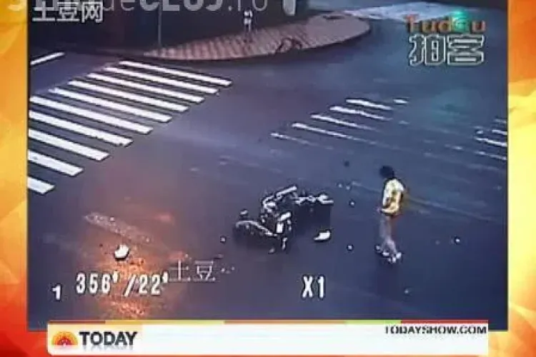 Accident spectaculos! Un motociclist a fost proiectat in aer, dar a scapat nevatamat, dupa ce a lovit un camion - VIDEO