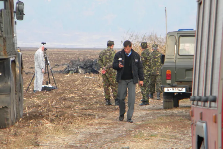 Locul unde a cazut MIG -ul 21, langa Campia Turzii, in localitatea Calarasi, este cercetat metru cu metru - Galerie FOTO 