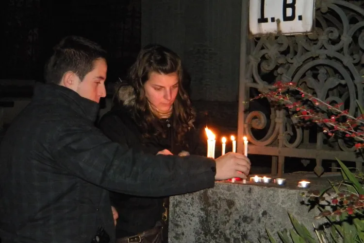 Luminatia a adus mii de oameni in cimitire la Cluj!  - FOTO 