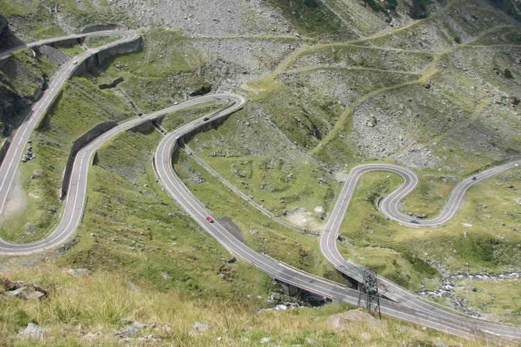 Au asfaltat gropile de pe Transfagarasan pentru filmarile lui Nicolas Cage