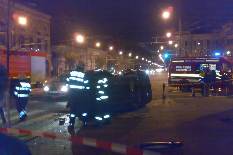 Accident in fata Prefecturii Cluj! O masina lovita de un taximetru s-a rasturnat si mai multe persoane au fost ranite - FOTO