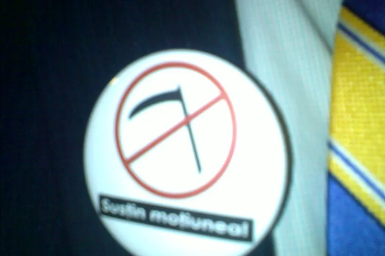 Liberalii merg la motiune cu "coasa" in piept! Horea Uioreanu poarta deja insigna de lupta impotriva Guvernului Boc