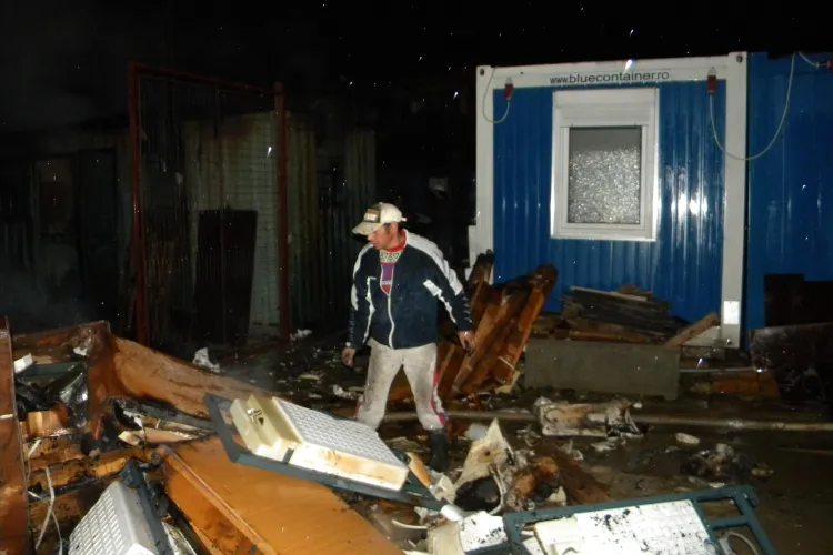 Incendiu la un depozit in cartierul Buna Ziua! Pompierii au ramas impotmoliti in mocirla - Galerie FOTO