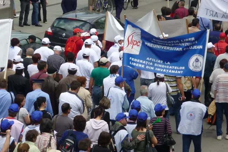 Profesorii protesteaza in fata Prefecturii Cluj! Cadrele didactice sunt nemultumite ca Guvernul isi asuma respunderea pe Legea educatiei