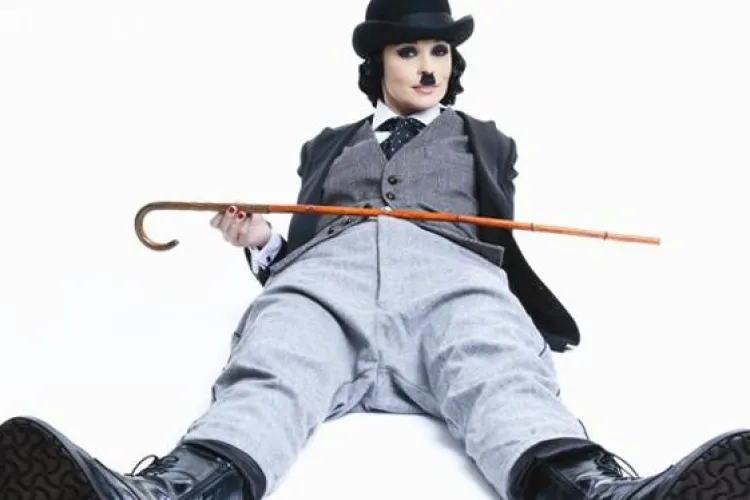 Andreea Marin a pozat costumata in Charlie Chaplin - FOTO