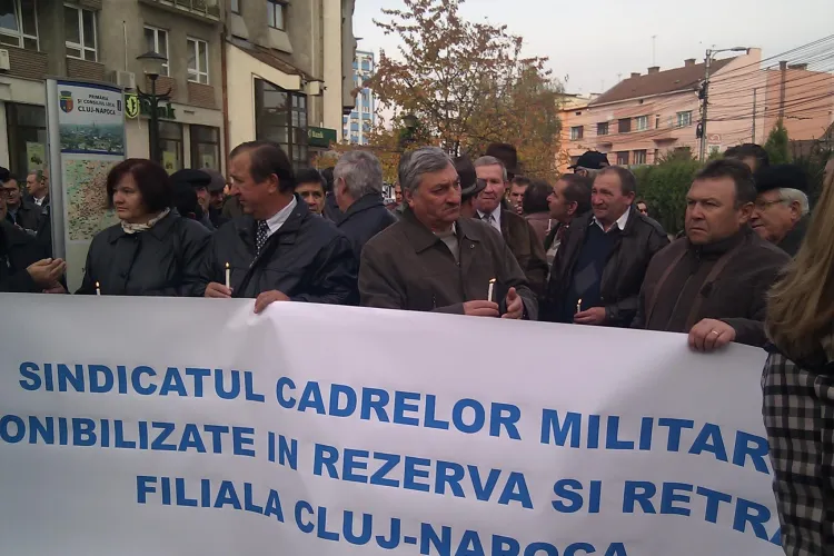 100 de colonei si generali din Cluj au protestat in fata Prefecturii fata de reducerea pensiilor! Ei nu vor, insa, sa spuna cat au pensiile acum- VIDEO
