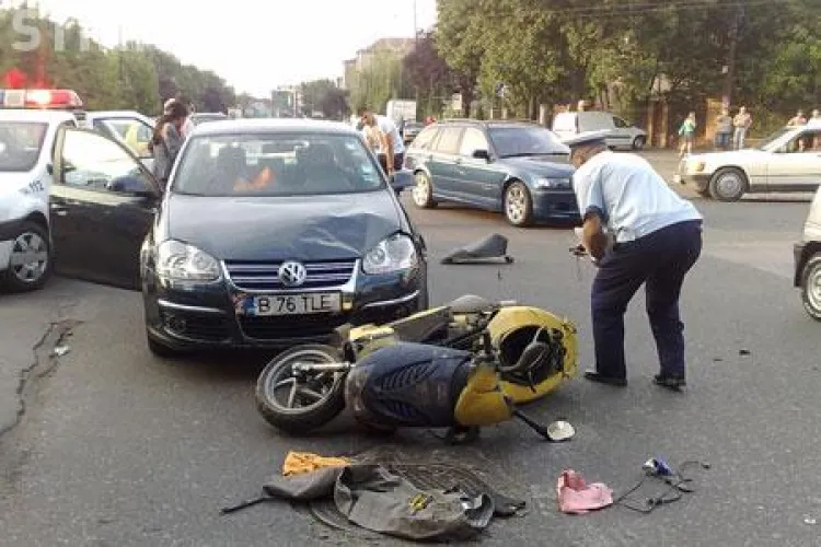 Conducatorul unui scuter, ranit grav pe strada Fericirii