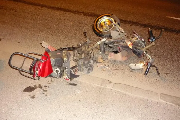 Un minor de 16 ani, care conducea un scuter neinmatriculat, a fost ranit grav la Marisel