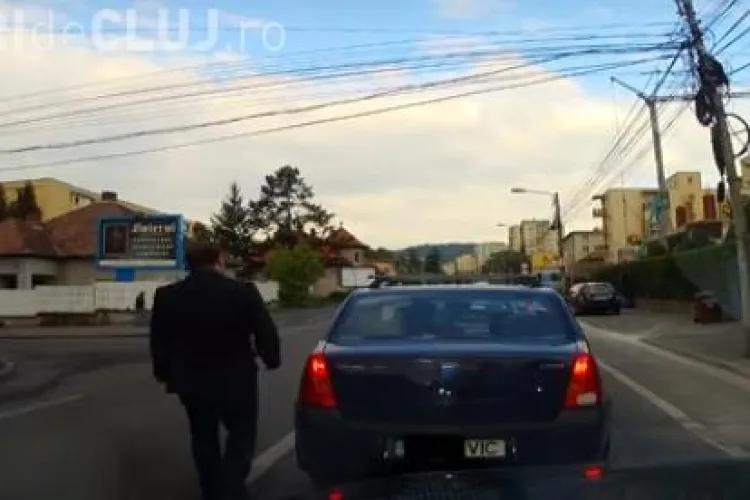 A văzut cum arunca mucul de țigară pe geam, a tras frâna de mână și s-a dat jos. Ce a URMAT - VIDEO