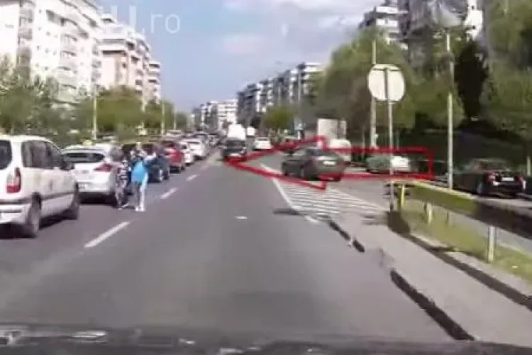 O clujeancă inconștientă traversează strada neregulamentar, la oră de vârf, cu copilul după ea. Cum a reacționat când a fost claxonată VIDEO