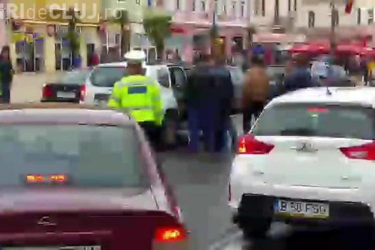 Scandal cu arme albe la Turda! Un șofer i-a fugărit pe polițisti: ”S-au ascuns într-un magazin” - VIDEO