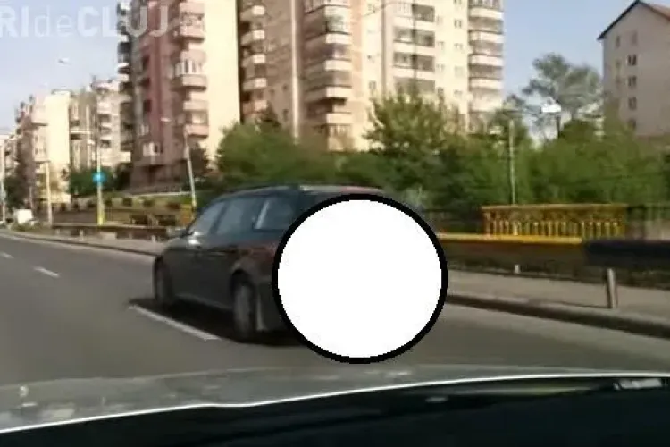 Ce „cadou” i-au lăsat vecinii unui șofer clujean. Se plimba cu o pungă de gunoi agățată de mașină VIDEO