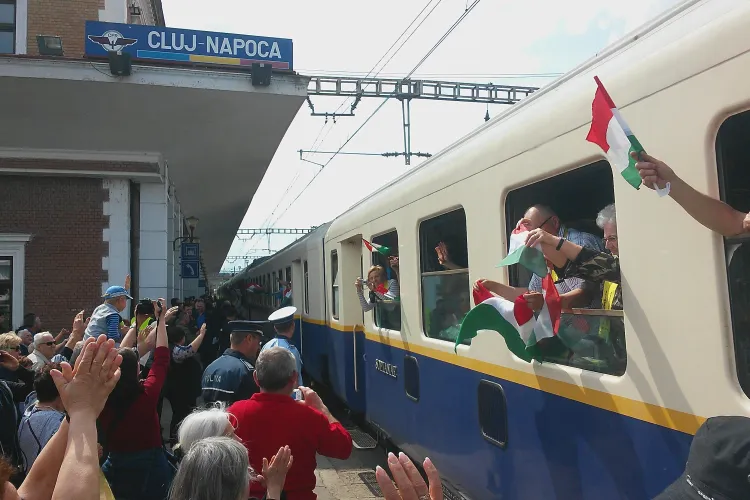 Un tren cu 1.000 de maghiari s-a oprit la Cluj în drum spre Șumuleu Ciuc - FOTO