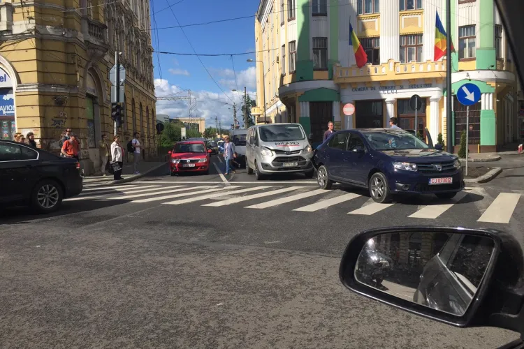 Accident din neatenție la Astoria. Un logan nou a fost avariat - FOTO