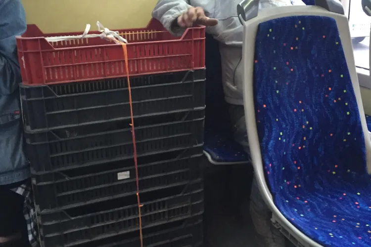 Clujeanul e INVENTIV! Și-a îndesat lăzile în autobuzul 35 - FOTO