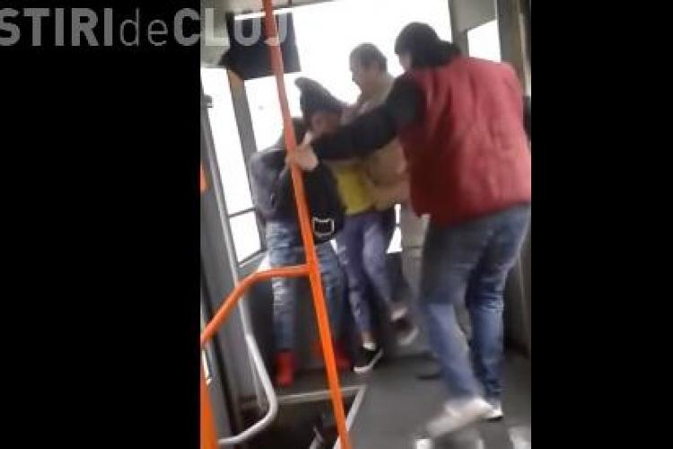Rromi bătuți în tramvai pentru că nu au vrut să oprească manelele VIDEO