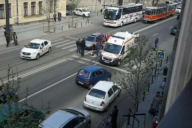 Clujean lovit pe trecerea de pietoni, pe strada Horea. A fost dus la spital FOTO