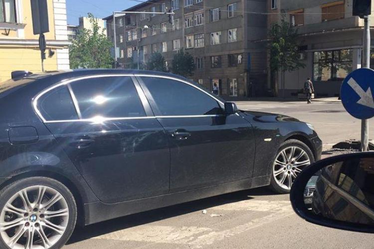 BMW parcat în mijlocul străzii, lângă Primăria Cluj-Napoca - FOTO
