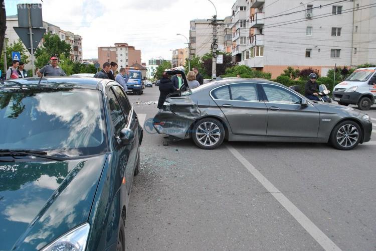 Limuzină BMW lovită în Mărăști. A fost avariată serios alături de alte mașini - FOTO