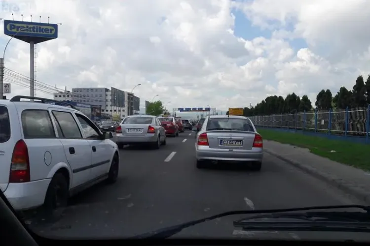 Motociclistă rănită! Accident la Praktiker, la ieșire spre Florești