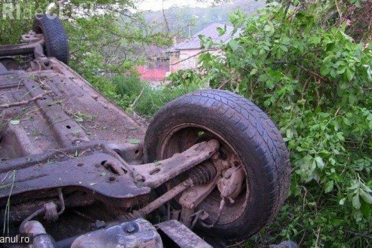 Un șofer de 19 ani s-a răsturnat cu mașina la Dej. A fost aproape de a cauza un dezastru VIDEO