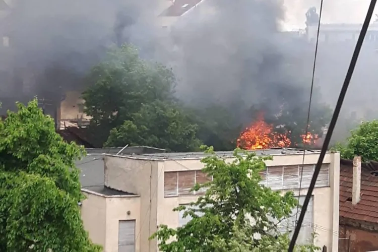 Incendiu la un depozit de lângă Gara Cluj - VIDEO