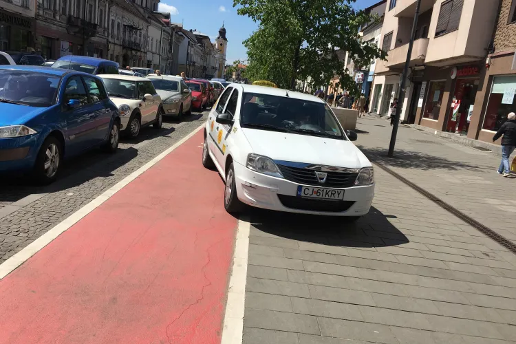 Standurile de taxi s-au mutat pe pietonala de pe Eroilor? - FOTO
