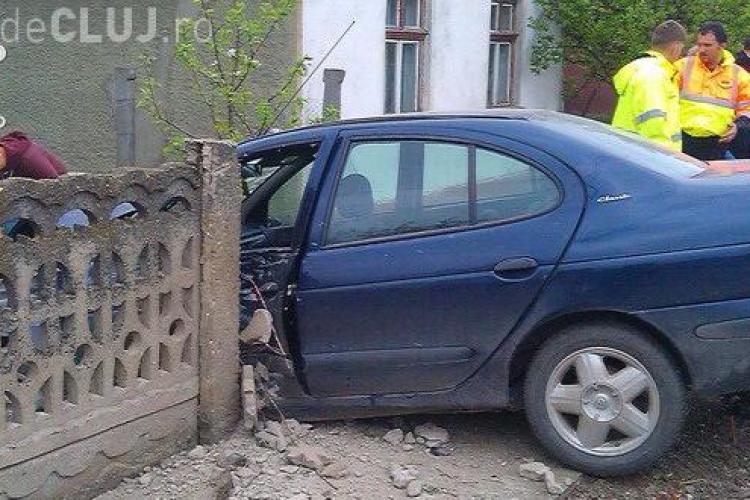 CLUJ: Accident cu o victimă, la Iclod! Un șofer a ”zburat” cu mașina printr-un gard de beton VIDEO