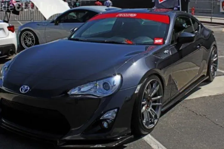 Cineva îi zgâria mașina în parcare. A montat o cameră video și a aflata TOTUL 