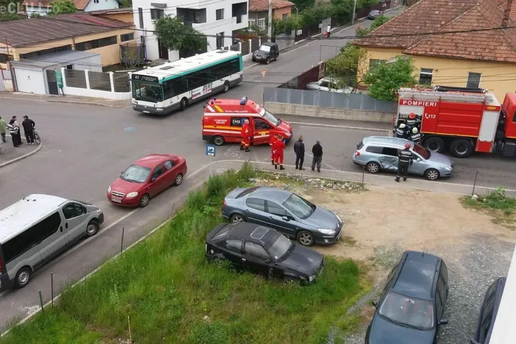 Accident în Mărăști, într-o intersecție periculoasă - FOTO