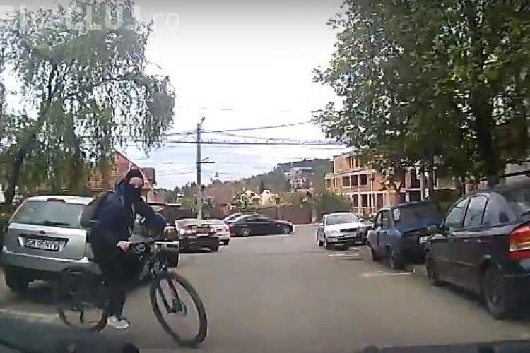 Cluj - Un biciclist sare în fața mașinii - VIDEO