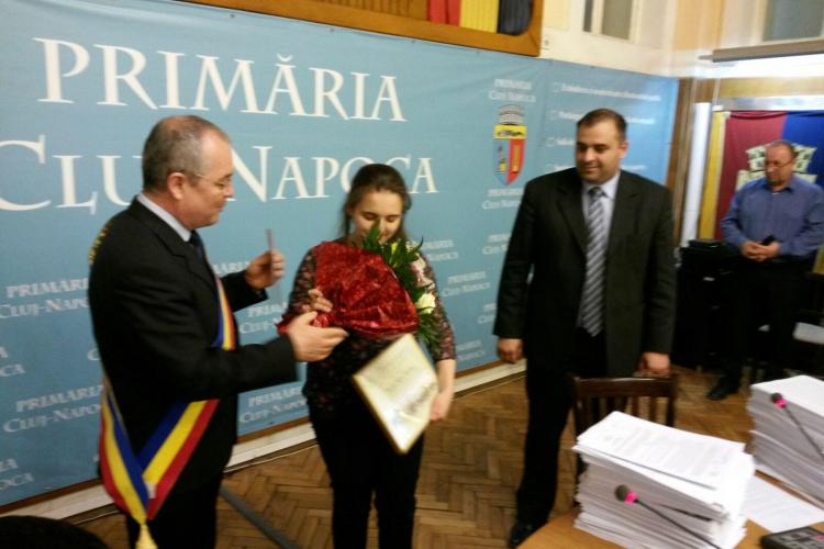 Eleva clujeancă, câștigătoare a concursului de traduceri organizat de UE, premiată de Boc FOTO