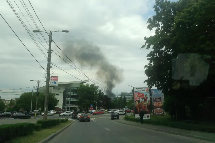 Clujul acoperit de un fum gros dinspre Someșeni. S-a aprins vegetația - VIDEO