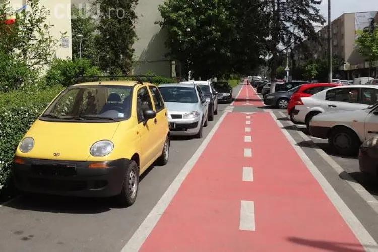 Bicicliștii îi amenință pe șoferii care parchează pe trotuare: Vom lipi autocolante pe mașini - FOTO