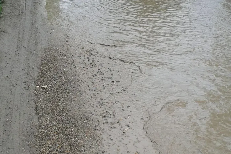 O stradă din Cluj, transformată în ”lac” din cauza ploilor: Abia mai putem trece cu mașinile FOTO