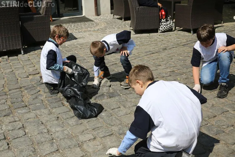 Elevii clujeni au ieșit la curățat orașul FOTO