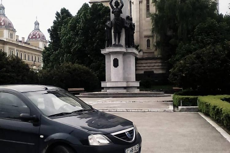 TUPEU MAXIM! A parcat lângă Monumentul Ostașului Român - FOTO