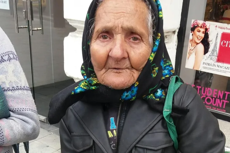 Poliția Locală în ”misiune specială” la bătrânele care vând flori în centrul Clujului - FOTO