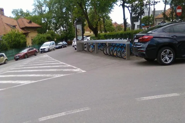 Piața Engels, noul rai al cocalarilor cu mașini de lux. Toți trag la bistrourile din zonă, care nu au locuri de parcare