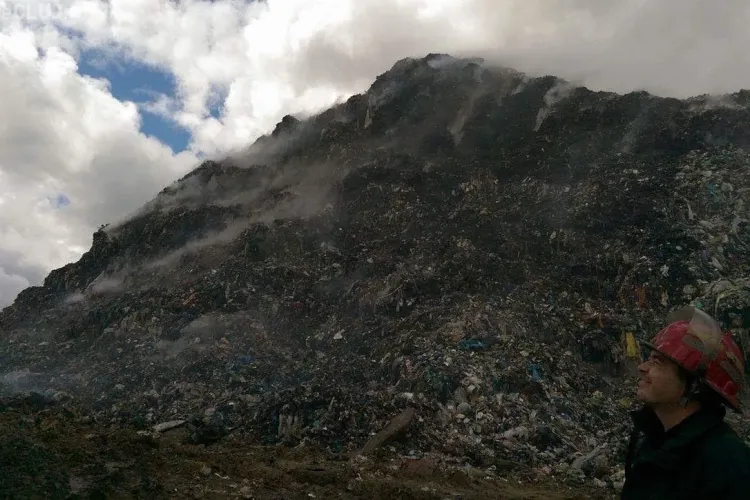Misiune de peste 36 de ore pentru stingerea incendiului de la rampa de gunoi din Cluj. S-au folosit 500 tone e apă FOTO