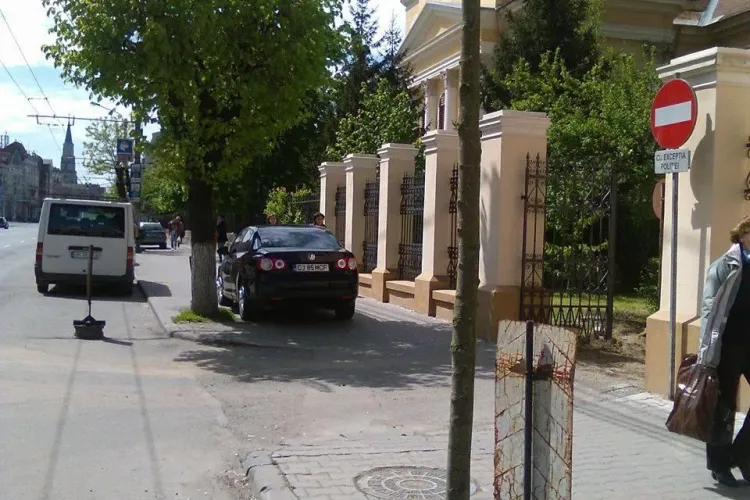 Parcat pe trotuar, chiar în fața Secției 2 Poliție - FOTO